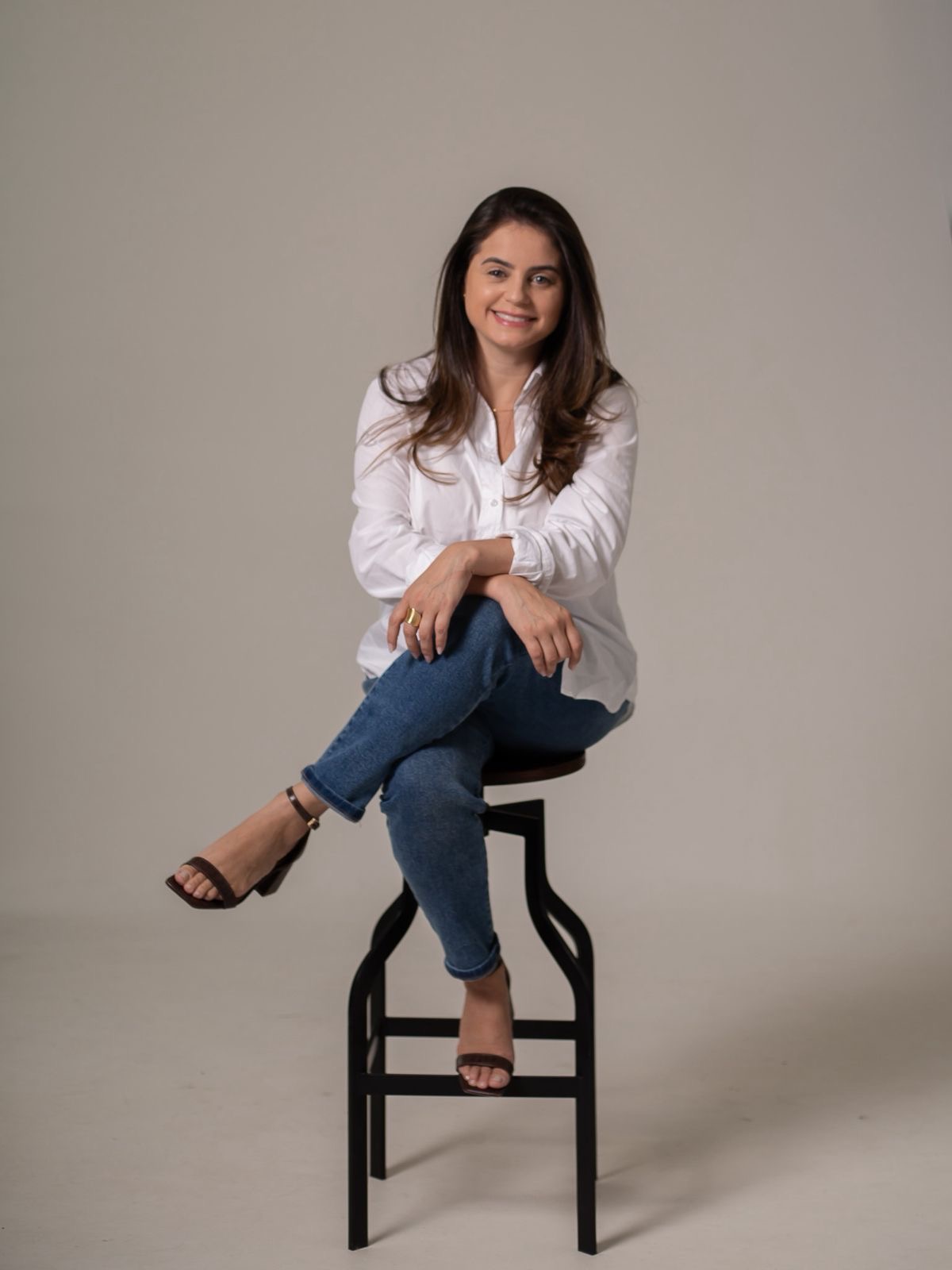 Francieli Zorzi sentada em uma banqueta