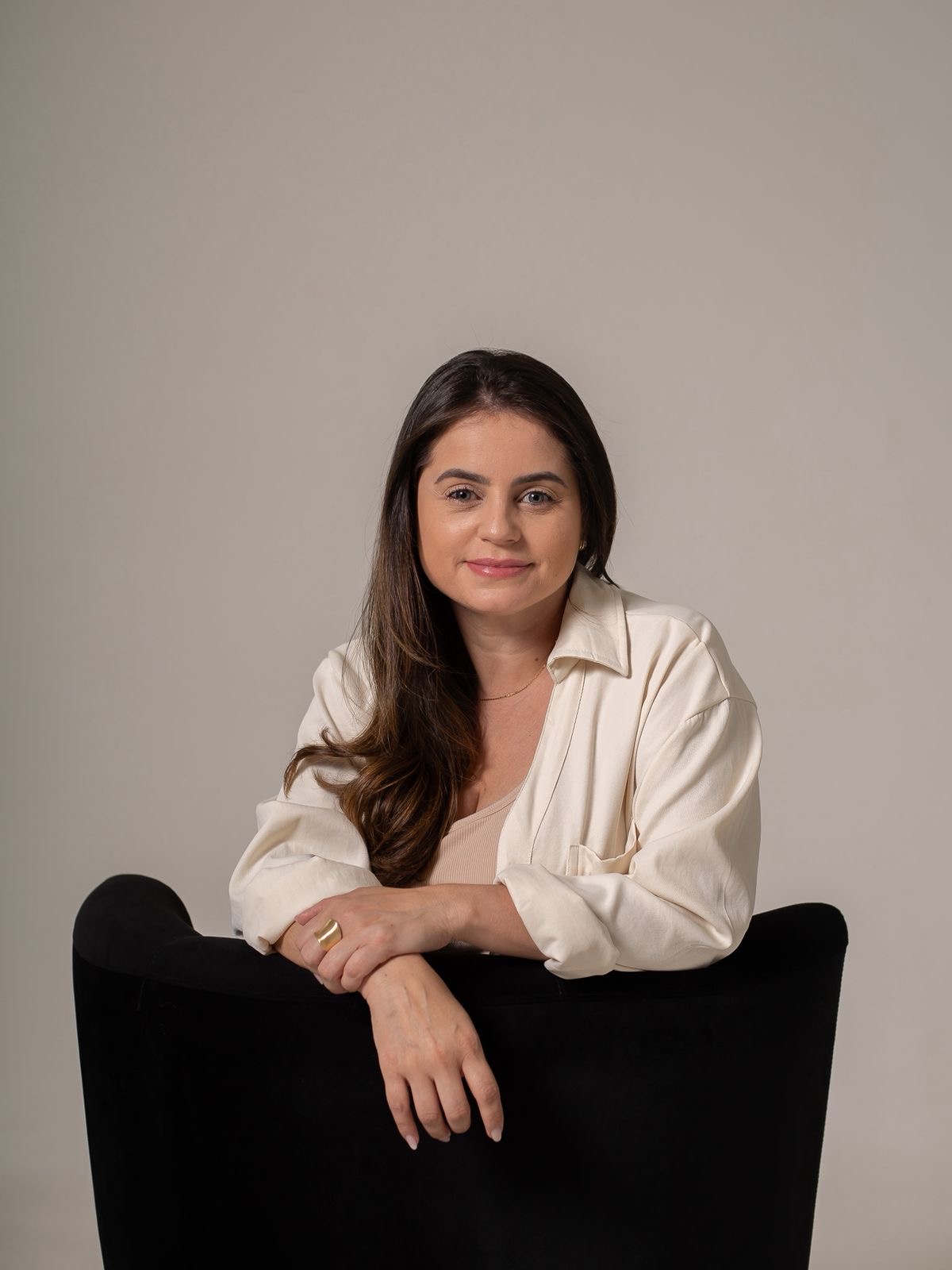 Francieli Zorzi em uma poltrona, com expressão serena